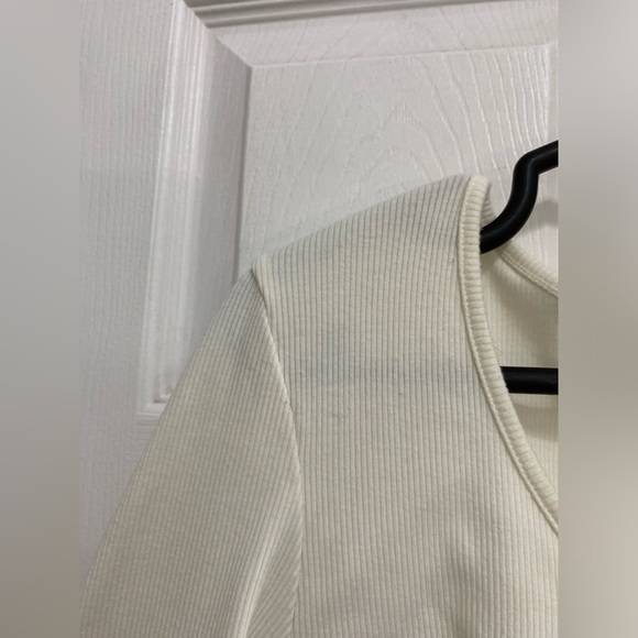 H&M Ivory Long Sleeve Button Up Scoop Neck Crop Top - Picture 4 of 5